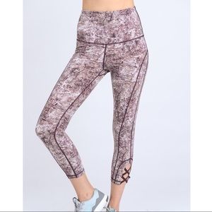 NWT Magenta Marble Cropped Leggings Size Medium